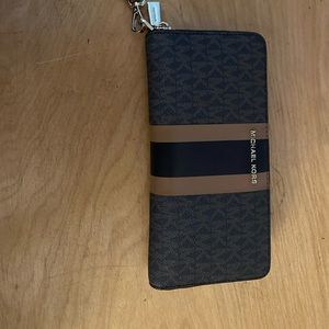 Authentic Michael Kors wallet, no damage, mint condition.